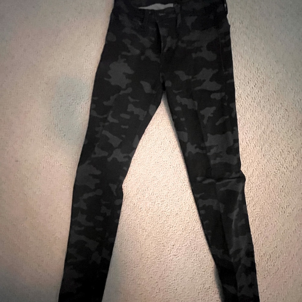 Hudson jeans, black & white camp print, like new